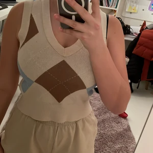 Rutig sorts väst - En rutig beige väst som e sorts stickad. Nästan aldrig andvänds. Väldigt bar skick