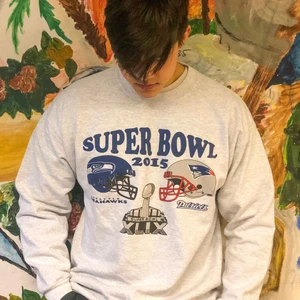 Super Bowl 2015 sweatshirt L - Oversized sweatshirt med tryck från superbowl 2015. Mjukt material, 100% bomull. 