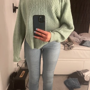 blåa jeans med slits - superfina blåa jeans från zara med slits på båda sidorna!! Storlek 34❤️❤️