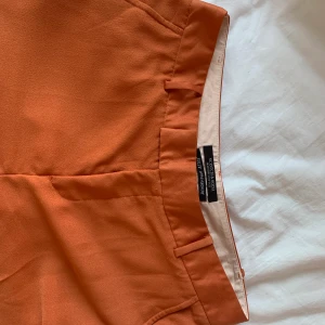 Orangea byxor  - Fantastika byxor från Scotch&Soda! De är raka i benen och har en tegelorange färg! Frakt tillkommer❤️