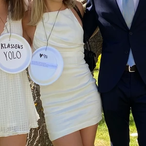 Vit klänning - Säljer min jättefina avslutningsklänning från Zara. Endast använd på avslutningsdagen. Jättefin i ryggen och en mindre dragkedja på baksidan. Köptes för 500kr. Pris kan diskuteras 