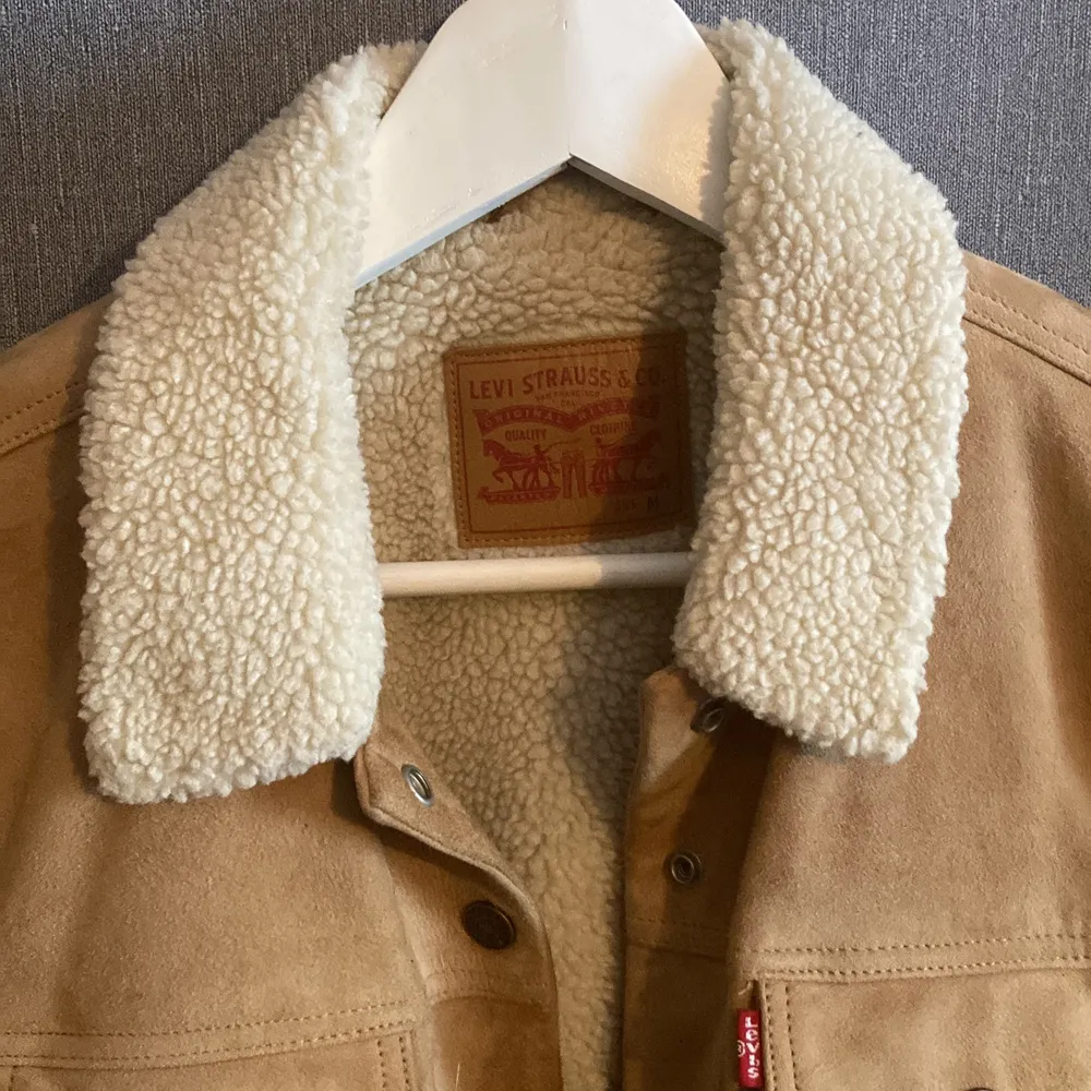 Äkta levi’s jacka, beige med vit teddy foder. Nypris 3000:- frakt ingår. . Takit.