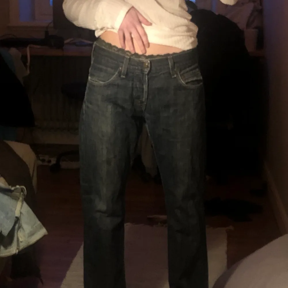 Säljer mina coola jeans från Lee. Skulle säga att de passar nån som är under 170 bäst i längden! Som ni kan se på tredje bilden har de ett hål bak, skriv privat om ni vill ha tydligare bilder! Annars är de så snygga tycker jag❤️‍🔥. Jeans & Byxor.