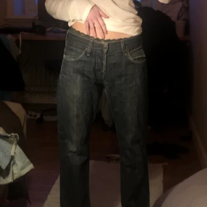 Mörkblåa Lee jeans - Säljer mina coola jeans från Lee. Skulle säga att de passar nån som är under 170 bäst i längden! Som ni kan se på tredje bilden har de ett hål bak, skriv privat om ni vill ha tydligare bilder! Annars är de så snygga tycker jag❤️‍🔥