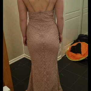 Balklänning - Säljer min balklänning!👗 Köptes för 800 kronor. Färgen motsvaras bäst i bild 3, alltså smuts rosa/ gammelrosa. Är i storlek 36.