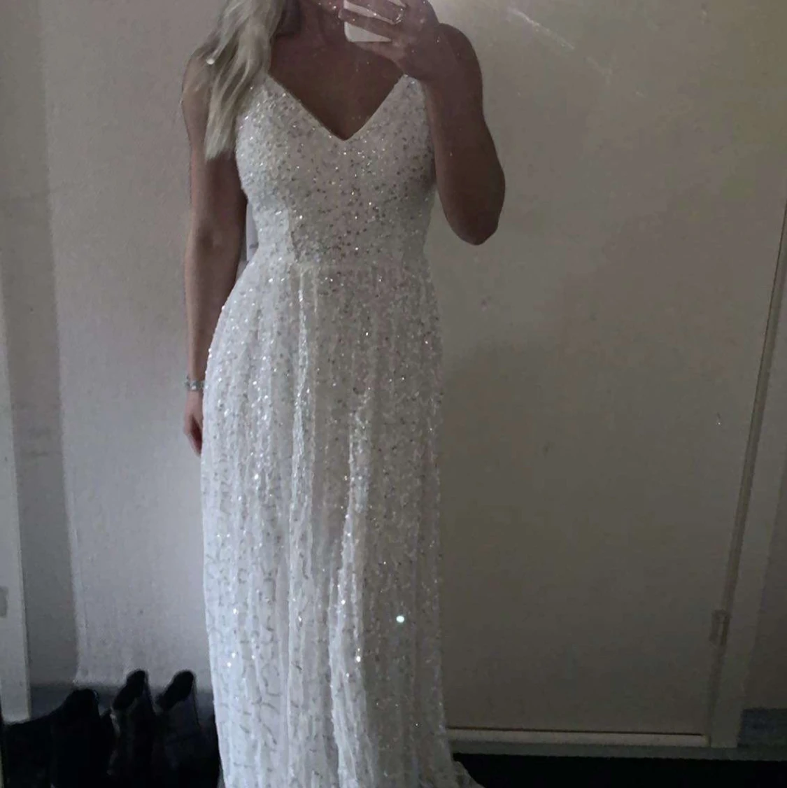 Oanvänd balklänning med paljetter