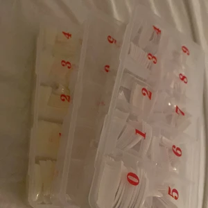Nagel tippar - Tre olika nagel tippar, har endast använt några gånger annars är dom helt fulla. Säljer pågrund av att det ej kommer till andvändning ❣️