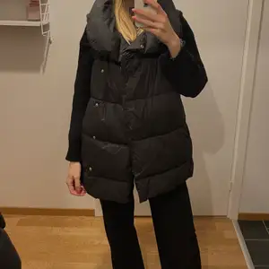 Säljer denna väst från nakd i storlek 36. Lite oversized i modellen.