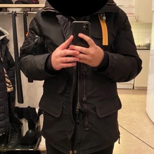 Parajumpers vinterjacka herrmodell  - Jackan är använd 2 vintrar och har inte så många skador bara en liten vid armen. Storlek på jackan är M.  Priset kan diskuteras vid snabbaffär. 