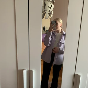 JACKA💜 - En snygg jacka från Gina tricot!🤍Inte använd så mycke. Priset kan diskuteras😚