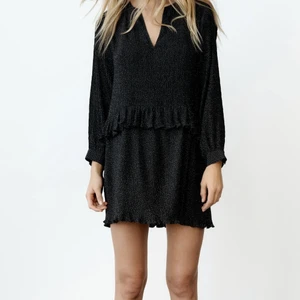 Zara klänning  - Intressekoll på denna superfina klänning från zara! Lägger ut då den va lite stor på mig men den är verkligen så fin😍😍