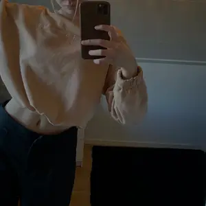 Beige sweatshirt säljs pga att den inte används längre (använd ett fåtal gånger och därav i bra skick). Justerbar i midjan. 70kr+frakt🥰