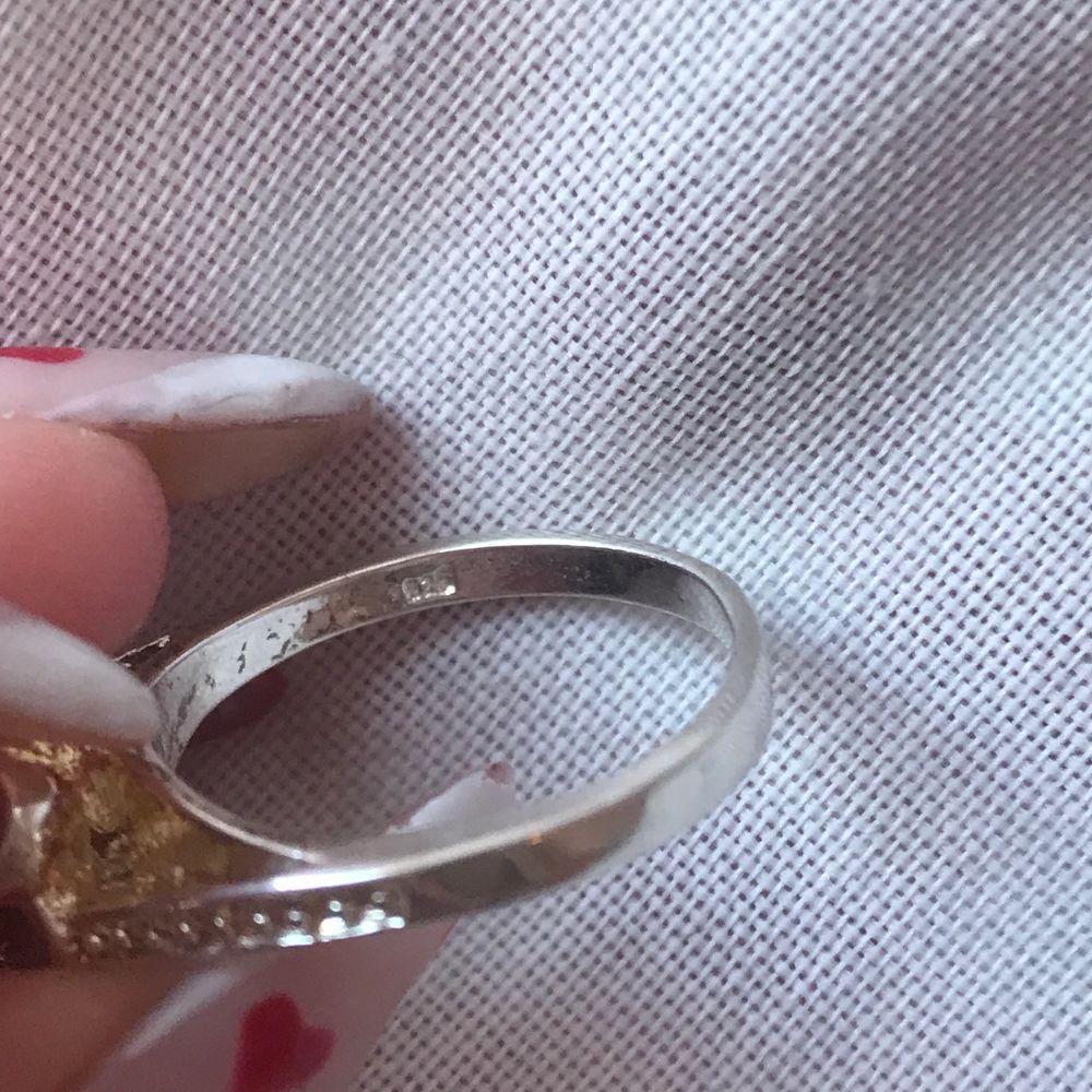 Silver pläterad ring med ljusorange sten, aldrig använd.💋 Stämplad 925 sterling silver. Ca 17mm i diameter. Perfekt alla hjärtans dag present!!🥰 Möts i slussen eller postas!. Accessoarer.