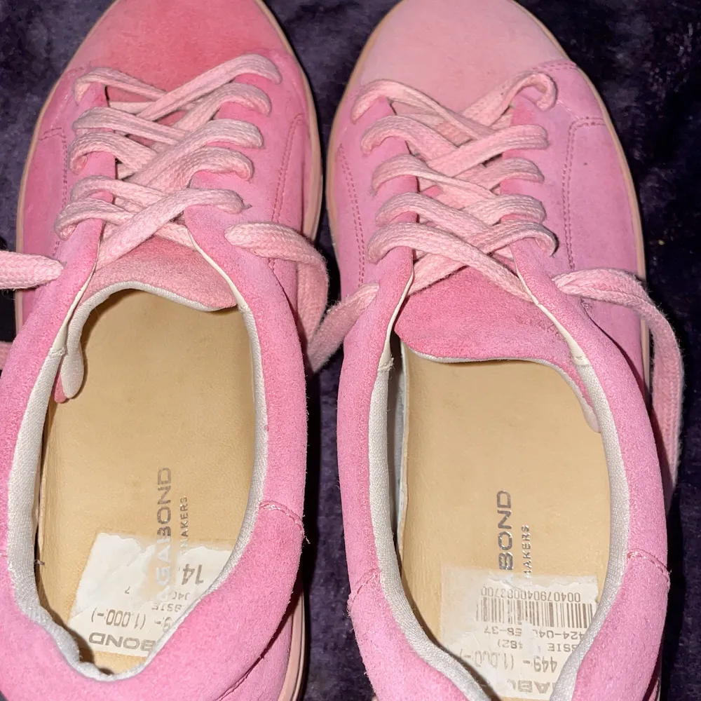 Jag säljer dessa rosa skor eftersom jag inte använder dem så mycket längre, de är lite smutsiga men när de väl tvättats kommer de att se bättre ut. Skor.