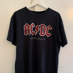 Tröja  - Säljer min ACDC tröja . Köpte i somras som aldrig är använd.  Den är väldigt stor i modellen.