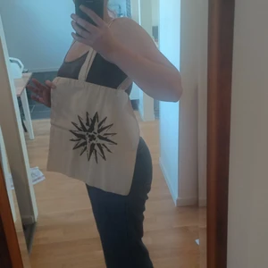 Tygkassar - tygpåse 100% handmålad bomull (finns med flera mönster) mått: 36x38 cm handtag: 30