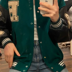 Collegejacka  - Supersnygg college jacka! Oversized och passar S & M. Saknas knapp (se bilden), men det är inget som märks. Bra skick! Köp här på Plick. Pris går att diskuteras.