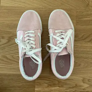 Säljer mina fina rosa Vans-sneakers som jag använt några gånger under en sommar. Fint skick och inga skador. Storlek 36,5. Köpta för 500kr. 