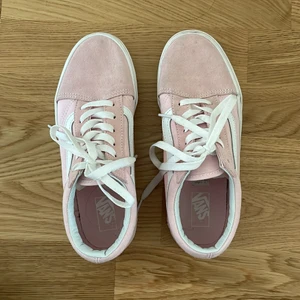 Rosa Vans-sneakers i fint skick  - Säljer mina fina rosa Vans-sneakers som jag använt några gånger under en sommar. Fint skick och inga skador. Storlek 36,5. Köpta för 500kr. 