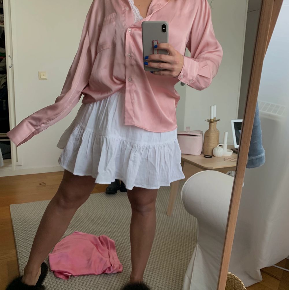 Rosa silkesskjorta från Gina Tricot. Strl 40 så när den som oversized. Endast använd en gång. Köpt för 349:-. Säljer för 100. Skjortor.