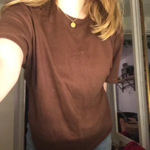 Brun tröja  - Säljer denna bruna tröja i storlek S. Tidigare köpt från bik bok.Säljer den för 80kr+frakt 🤎 Den är stor i modellen