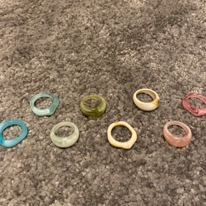 Örhänge & Ringar - 2par grod örhängen, väldig bra kvalitet och väldigt fina! Knappt använda! 8st ringar, oanvända, bra kvalitet, väldigt fina och passar bra! (OBS! Man kan bara köpa allt tillsammans)