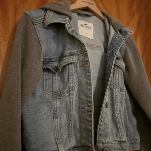 Hollister denim jacka  - En söt och effektivt denim jacka som passar allt och alla tillfällen! Den kan kombineras med all möjligt och är också super bekväm att ha på sig just för att armarna och luvan är i tyg matrial och är som en hoodie. Jackan är väldig varm och skulle vara perfekt för både våren, en kylig sommardag eller hösten. Har bara använt den 1 gång annars har jag verkligen aldrig rört den så den är i helt ny skick. Opps! köparen står för frakten. 