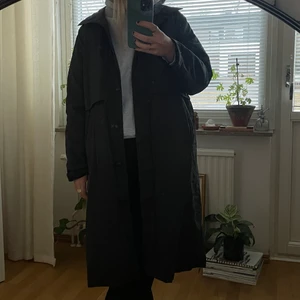 Trenchcoat från WERA stl S - Svart trenchcoat i superbra skick🌼 i stl S men passar XS-S