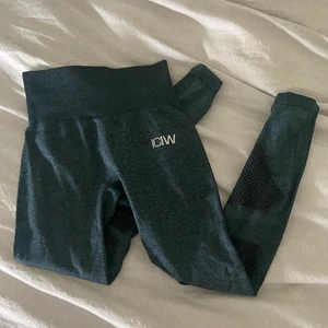 Iciw tights  - Superfina träningsbyxor från ICIW som är i väldigt bra skick! Jag har använt de några gånger men säljer då de sitter lite för tajt på mig 🥲  Nypris - ca 500 kr 