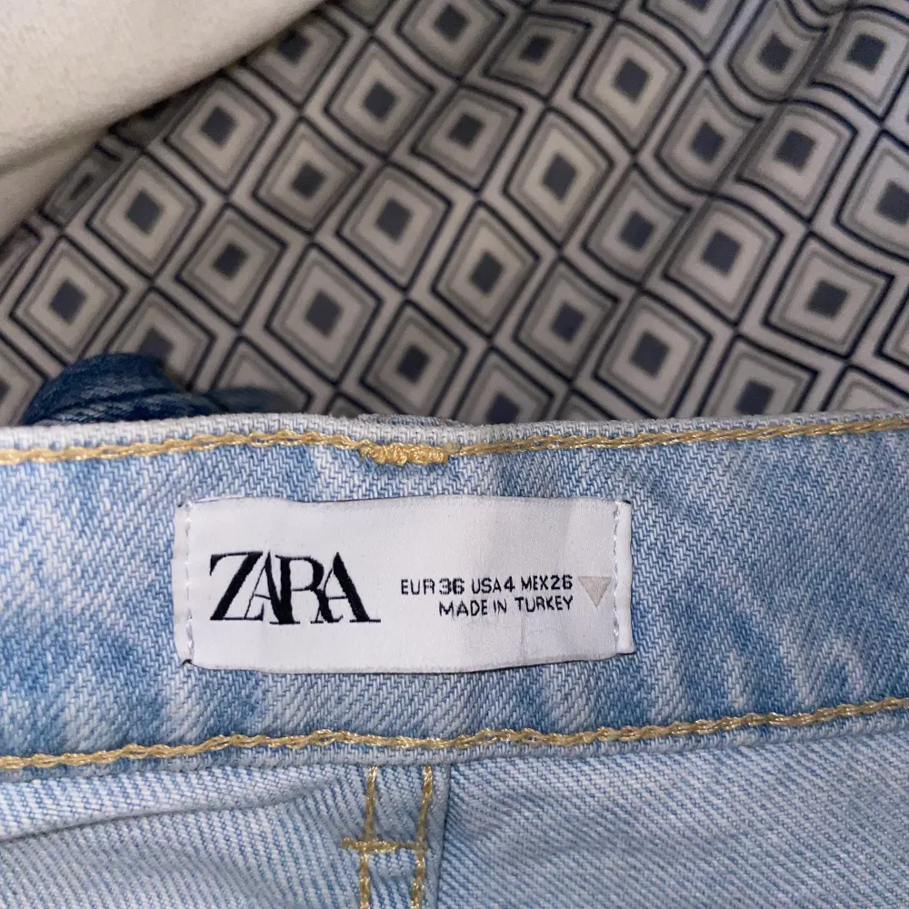 Säljer mina ljusblå straight jeans från Zara. Storlek 36 men skulle säga att de även passar 38. Nypris 399:-. Jeans & Byxor.