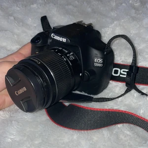 Kamera  - En Canon kamera jag köpte som liten men som aldrig kom till användning, nypris ungefär 5000 kr. Har ej kvar laddaren tyvärr då de måste försvunnit när jag flyttat☺️