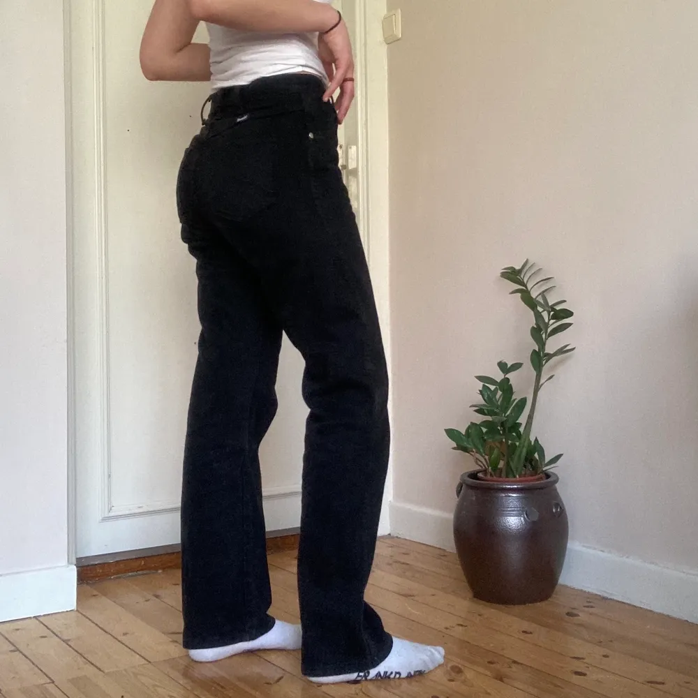 dom perfekta svarta wrangler jeansen! Det står ingen storlek men skulle säga att dom har c 30 i midjemått (ungefär storlek s) Jag på bilden är 177 cm, fråga gärna om mått:) . Jeans & Byxor.