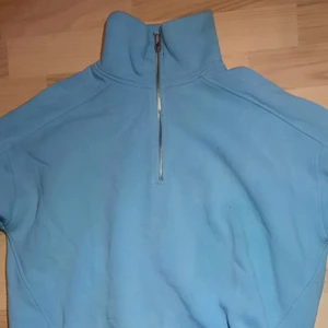 Blå tjocktröja - En blå tjocktröja med kedja