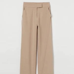 Svarta kostymbyxor  - Samma modell som på bilden fast svarta. Säljer min svarta kostymbyxor från hm i storlek 40, jätte fina byxor men lite stora i midjan på mig