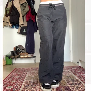 Byxor - Säljer ett par byxor jag köpt secondhand i ett svalt matreal typ. Lite solblekta (se bild 3)! Storlek M, jag är 163cm och de sitter bra på mig:) kan skickas mot fraktkostnad på 66kr