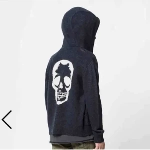  Kashmir Zadig tröja  - En super fin stickad zip hoodie från Zadig! Köpt har på Plick men används endast en gång och säljer pågrund av att får inte så mycket användning av den. Den är från barnavdelningen men är XL och passar mig perfekt som är S i storlek! (Bilder är från förre säljaren)