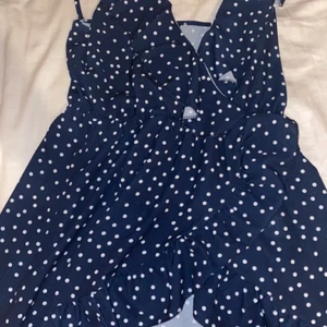 Klämning - Blå omlott och volangklänning