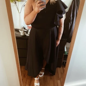 Balklännig - Super snygg svart balklänning i stretchigt material, aldrig använd. Jag kan skicka bättre mått och bilder om det önskas💛 #balklänning
