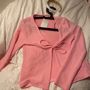 Jättesöt knyt tröja  - Tveka inte vid frågor, den är oanvänd och köpt för typ 2 år sen i marbella