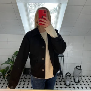 Svart kappa  - Fin svart kappa från boohoo. Nyskick, aldrig använd. Modellen på kappan är jättefin och lite kortare, perfekt till våren. Storlek 36. 