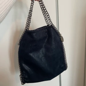 Stella McCartney imitation - Super fin marinblå skimrig Stella McCartney imitation, väskan har både en kort och lång kedja. Den är i fint och bra skick. Köparen står för frakten. 💙😊💗