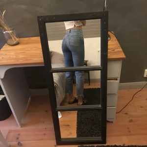 Jeans  - Säljer dessa blåa jeans i väldigt bra skick från h&m. De är i storlek 34 men funkar nog som 32 och 36 också då de är stretchiga. Jag är 170 cm lång!💕