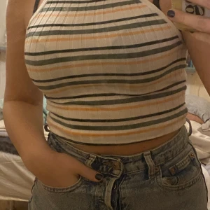 Randigt linne från H&M 🪐 - Säjer detta randiga linne då de inte kommer till användning :) Köpt ifrån H&M i somras och endast använts 2-3 ggr ✨ De är i strl xxs men passar från xxs-s då ja brukar ha s i tröjor⚡️ Köparen står för frakt och kontakta för fler bilder eller mer info:)