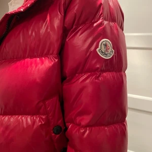 Röd moncler jacka - Jag säljer min röda moncler jacka (självklart äkta) då den inte kommit till användning. Den är i strl 1 på mig skulle jag säga att den motsvarar S om jag jämför med andra jackor jag använder. Jag köpte den här på plick för 2500 och säljer den för 1000 kr. Jag är 170 och den passar mig men jag tycker den är något liten så på någon lite mindre än mig skulle den passa perfekt! Hör av dig om du är intresserad eller vill ha fler bilder💛 