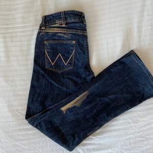 Jättesnygga lågmidjade jeans som är utsvängda nertill. Köpta second hand och säljer då dem är försmå på mig tyvärr. Köparen står för frakt <3 midja: 74cm, innerbenet: 77cm