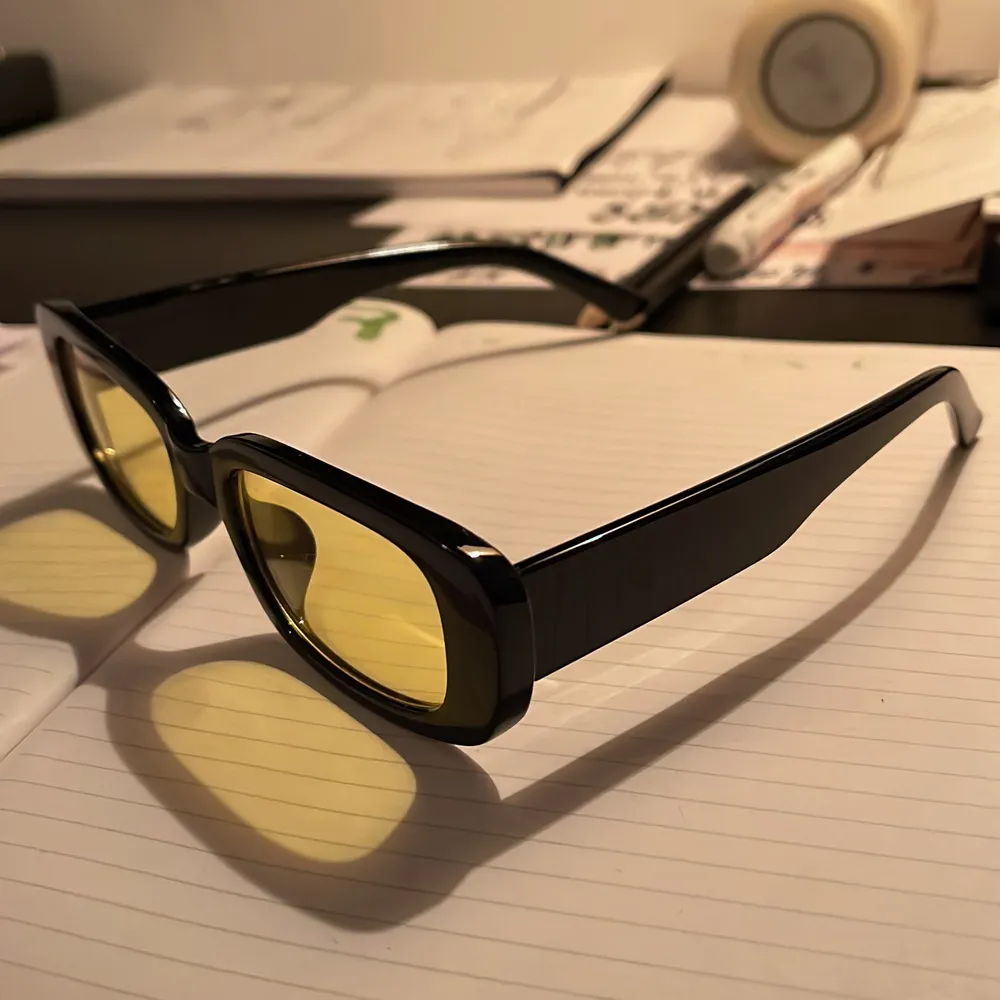 Solglasögon med gult glas och svart rak ram. Knappt använda, så gott som nytt skick! . Accessoarer.