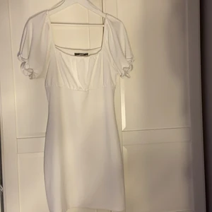 Studentklänning  - Super fin vit klänning från bikbok. Endast använd 1 gång. Som ny, passar perfekt till studenten. Lagom längd, fina detaljer