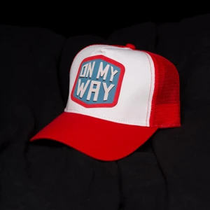 Truckerkeps UF - Patch Hat UF ❤️ unik röd truckerkeps med tryck 