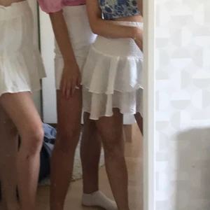 Vit kjol - Vit kjol i storlek s, säljer pogrund av att den är lite för stor på mig. Vet inte vart den är ifrån💕säkert shein