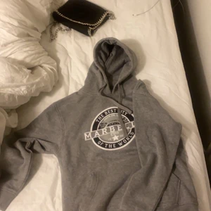 Marbella hoodie - En jättefin hoodie med marbella tryck. Tveka inte vid frågor💓💓💓köp direkt för 290 kronor 